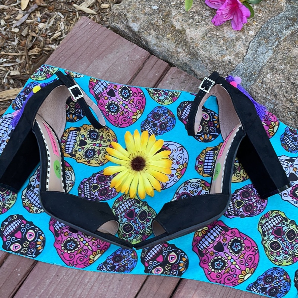 🌺 BETSEY JOHNSON w/COLORFUL Tassel Sandals Sz 9.5